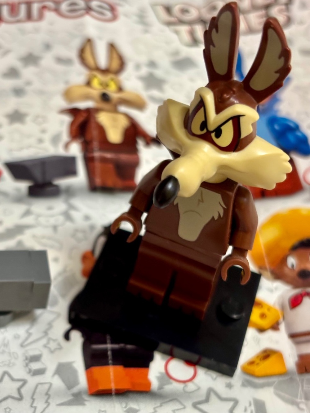 LEGO Looney Tunes "Wile E. Coyote" collt-3 with stand, pamphlet & accessories.